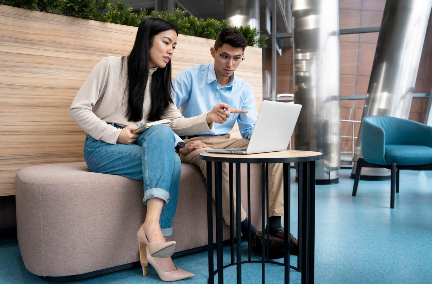 Table de travail avec documents budgétaires, graphiques et outils de planification financière
