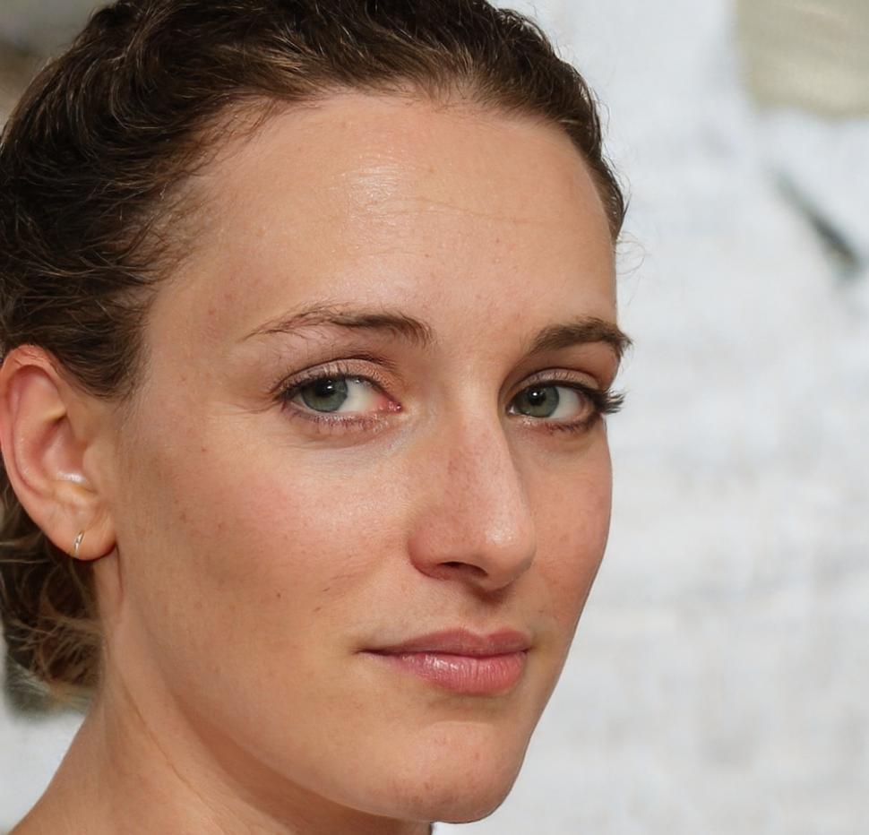 Portrait professionnel d'Élise Moreau, spécialiste en optimisation fiscale