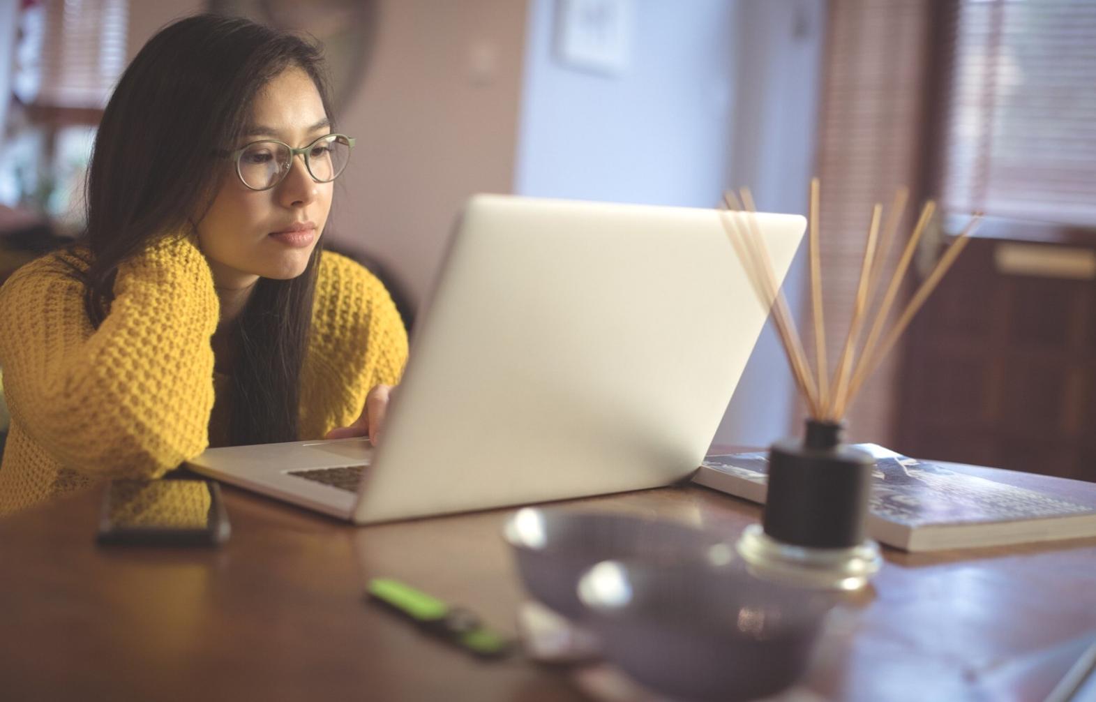 Séance de travail collaboratif sur les finances personnelles avec documents et calculatrice